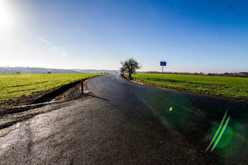 Nová vozovka usnadní průjezd přes Lazníky