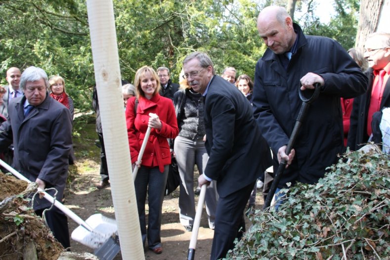 Sázení dubu letního v arboretu v Bílé Lhotě