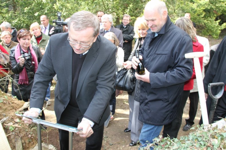 Sázení dubu letního v arboretu v Bílé Lhotě