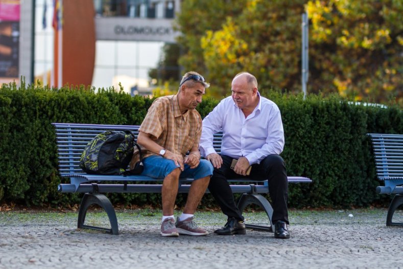 Hejtman skončil na dlažbě. Úřadoval před nádražím