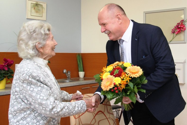 Věřím na léčbu pohybem, říká stoletá Jarmila Drábková