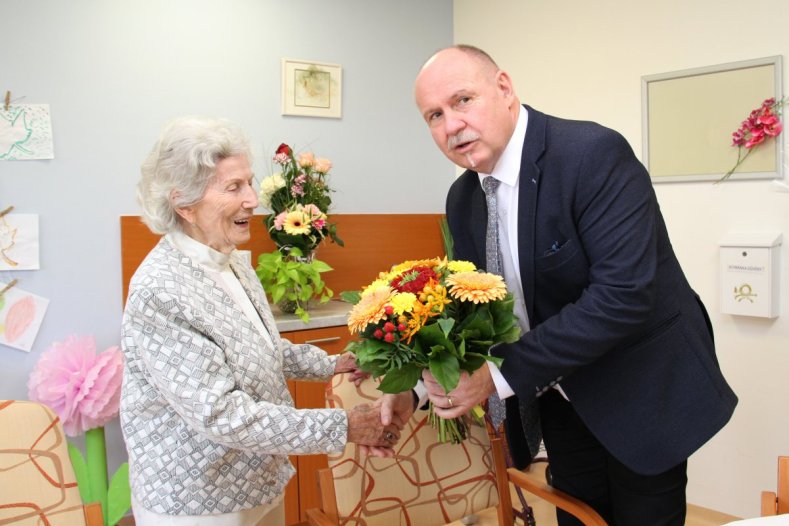 Věřím na léčbu pohybem, říká stoletá Jarmila Drábková