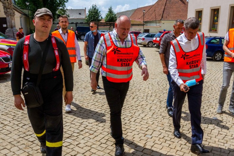 Hejtman s premiérem navštívili vytopené obce a slíbili další pomoc