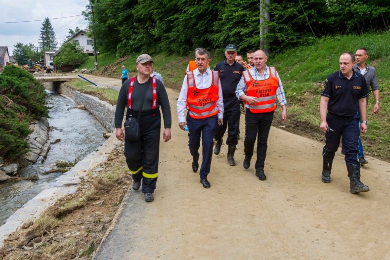 Hejtman s premiérem navštívili vytopené obce a slíbili další pomoc