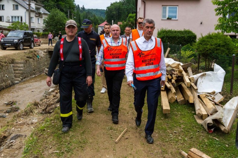 Hejtman s premiérem navštívili vytopené obce a slíbili další pomoc