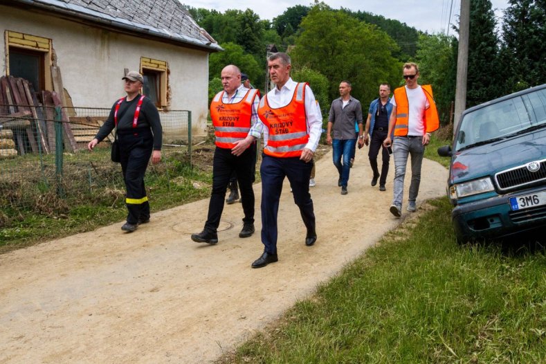 Hejtman s premiérem navštívili vytopené obce a slíbili další pomoc