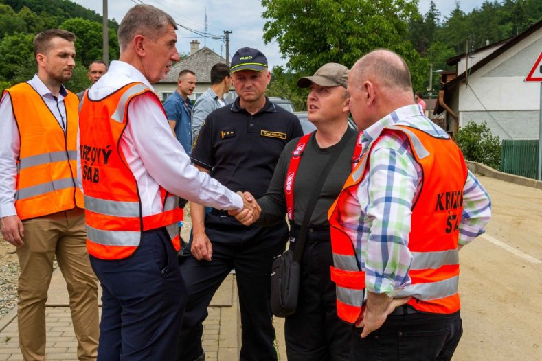 Hejtman s premiérem navštívili vytopené obce a slíbili další pomoc