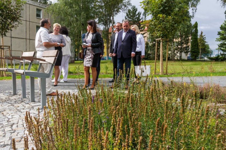 Léčebný ústav má nový park. Voní květinami a umí zahnat stres